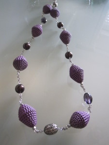 collana di carta viola,con catena argentata e perle viola