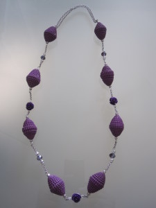 Collana di carta con perle e roselline di resina viola