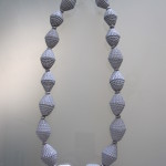 collana con perle di carta ondulata argentata