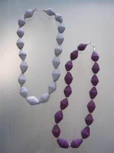 collane ecologiche montate con perle di carta ondulata