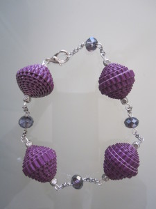 Bracciale con perle di carta ondulata viola