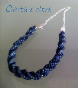 collana blu elettrico tecnica a spirale